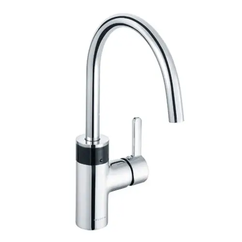 Kludi Wasserhahn mit gebogenem Auslauf und Hebelgriff. Verchromte Oberfläche. Montiert für die Nutzung im Spülbereich.